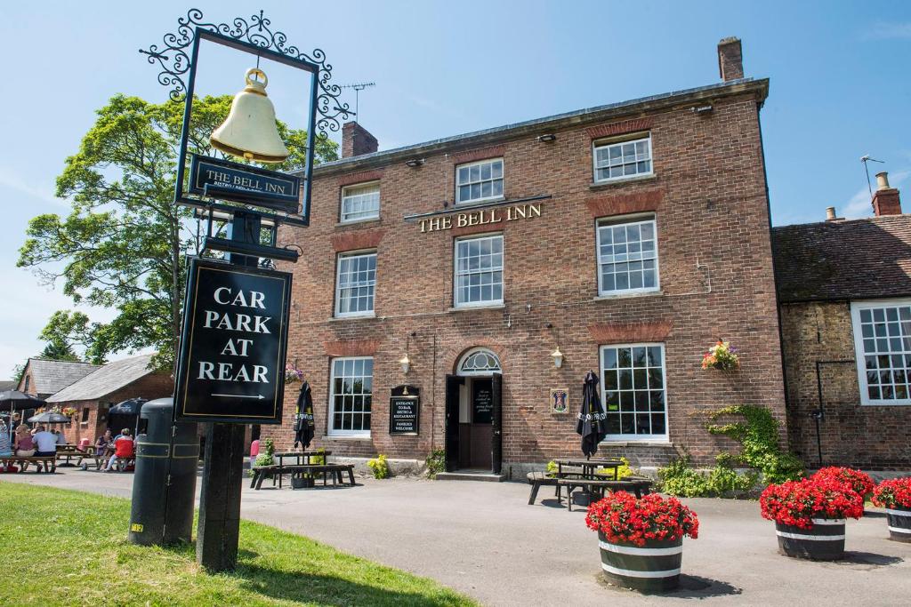 un gran edificio de ladrillo con una luz de la calle delante de él en The Bell Inn en Frampton on Severn