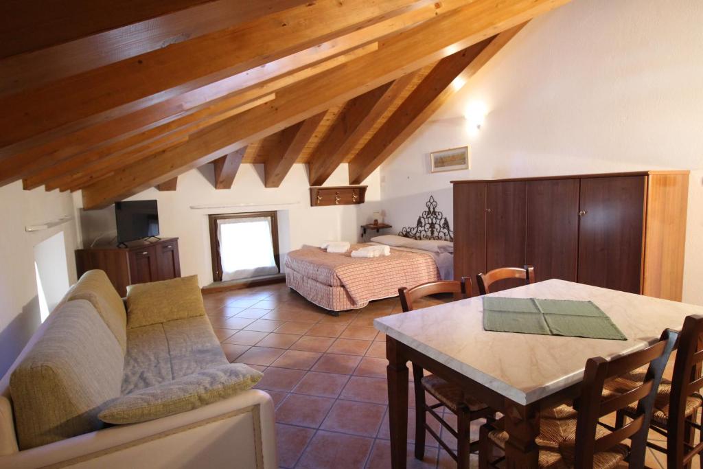 uma sala de estar com um sofá e uma mesa em Residence Aquila - Mono Corno Vitello em Brusson