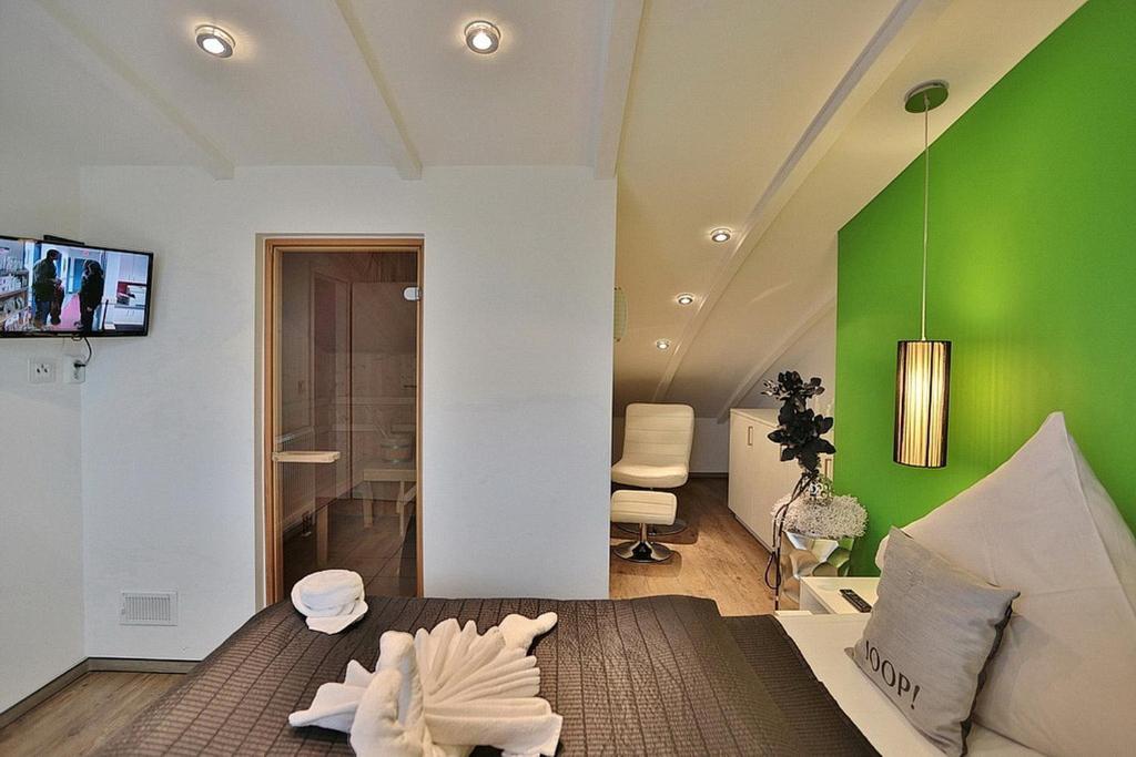 TV a/nebo společenská místnost v ubytování Residenz Herrenbruchstr Residenz Herrenbruchstraße 5 Appartement 8