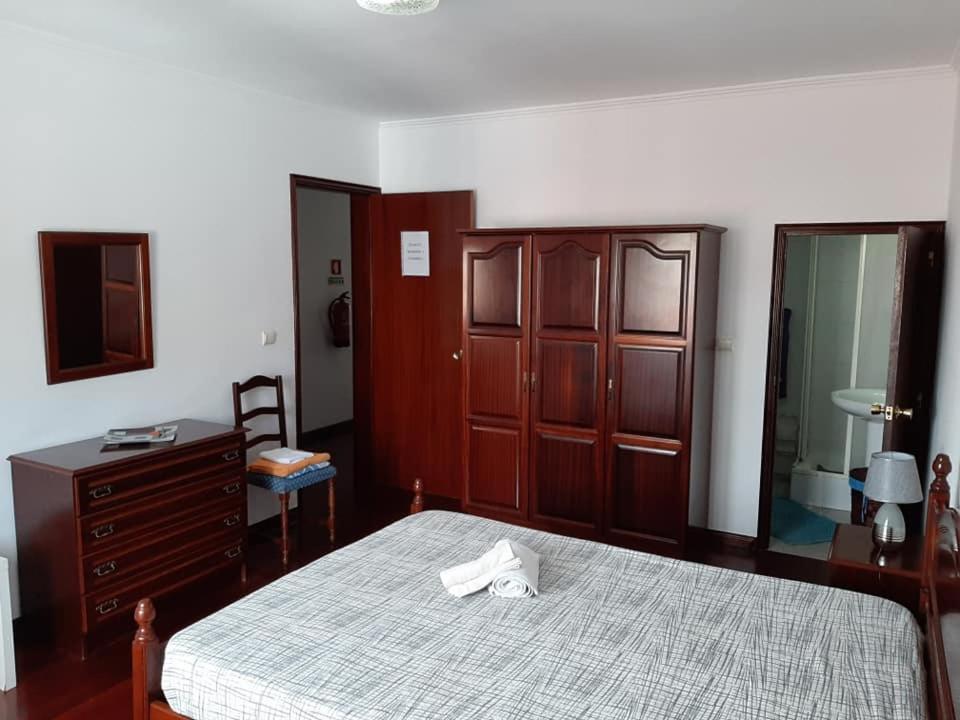 Postel nebo postele na pokoji v ubytování Quarto1 com wc privado e cozinha partilhada