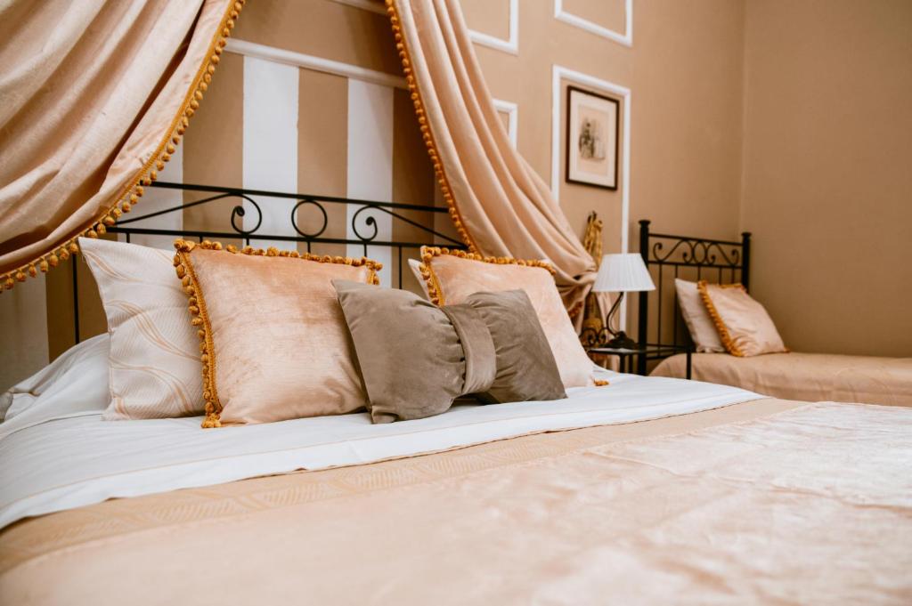 Łóżko lub łóżka w pokoju w obiekcie La Foresteria di Palazzo Picedi Benettini