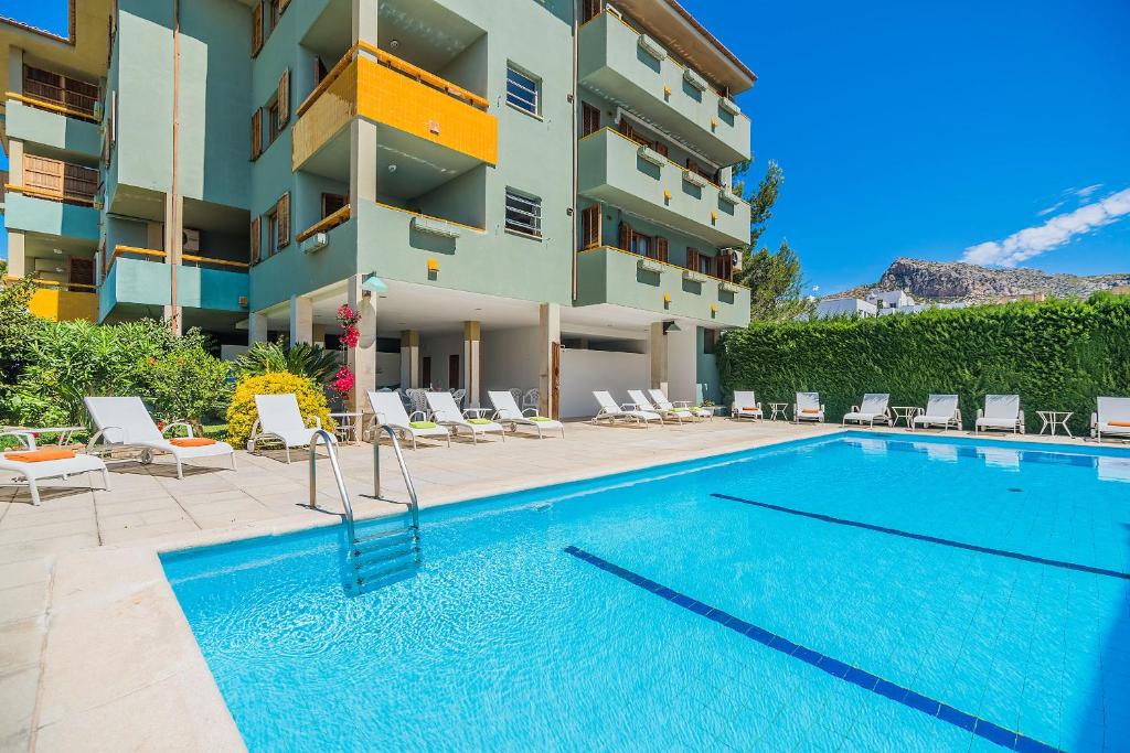 Bazén v ubytovaní Apartamento Bressol 3ºb alebo v jeho blízkosti