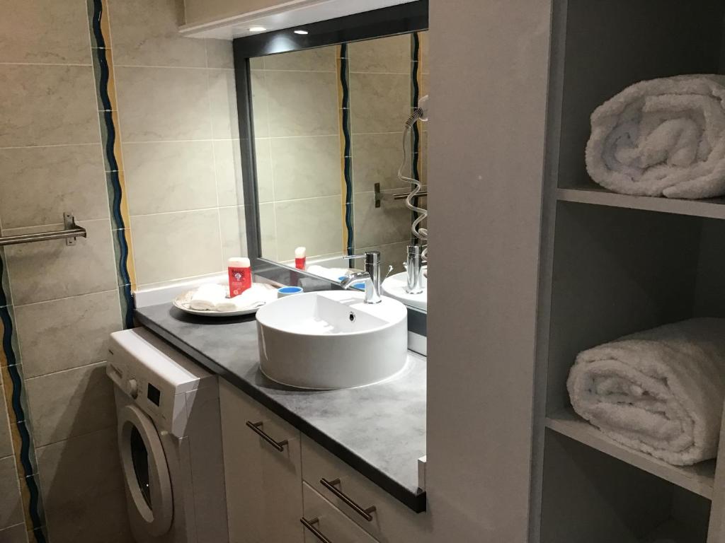 Koupelna v ubytování Martial Tropiques et Martial Coco & Plage, 2 Appartements refaits à neuf vue mer, Village de vacances à Ste Anne
