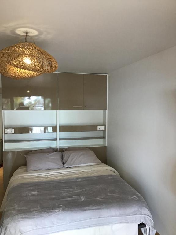 Postel nebo postele na pokoji v ubytování Martial Tropiques et Martial Coco & Plage, 2 Appartements refaits à neuf vue mer, Village de vacances à Ste Anne