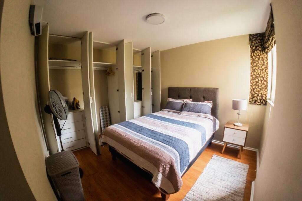 um quarto com uma cama grande e uma ventoinha em Apartamento 3 Habitaciones Lima, Perú (Magdalena del Mar) em Lima