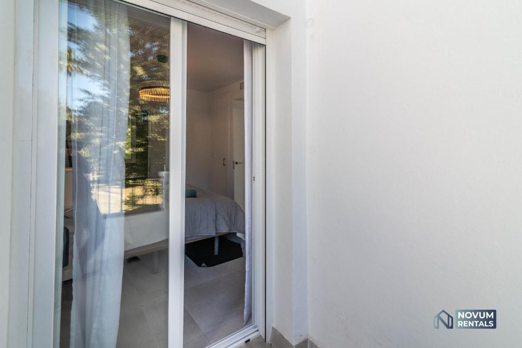 Fotografie z fotogalerie ubytování TOP RENOVATED 3-BDRM TOWNHOUSES with POOL, BBQ & ROOFTOP TERRACES v destinaci Marbella