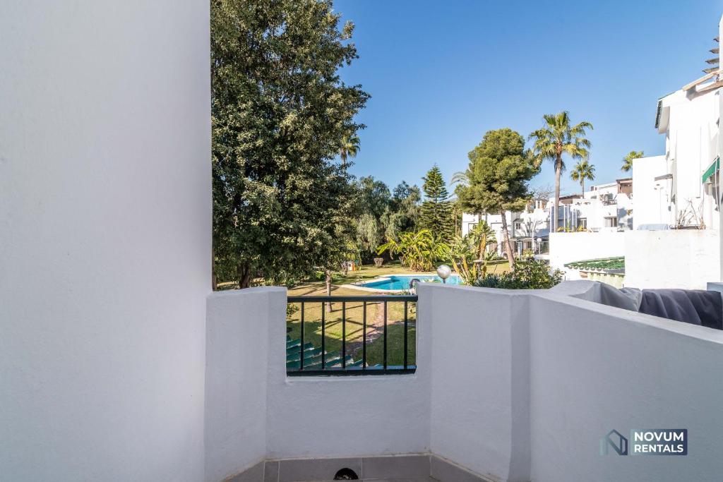 Fotografie z fotogalerie ubytování TOP RENOVATED 3-BDRM TOWNHOUSES with POOL, BBQ & ROOFTOP TERRACES v destinaci Marbella