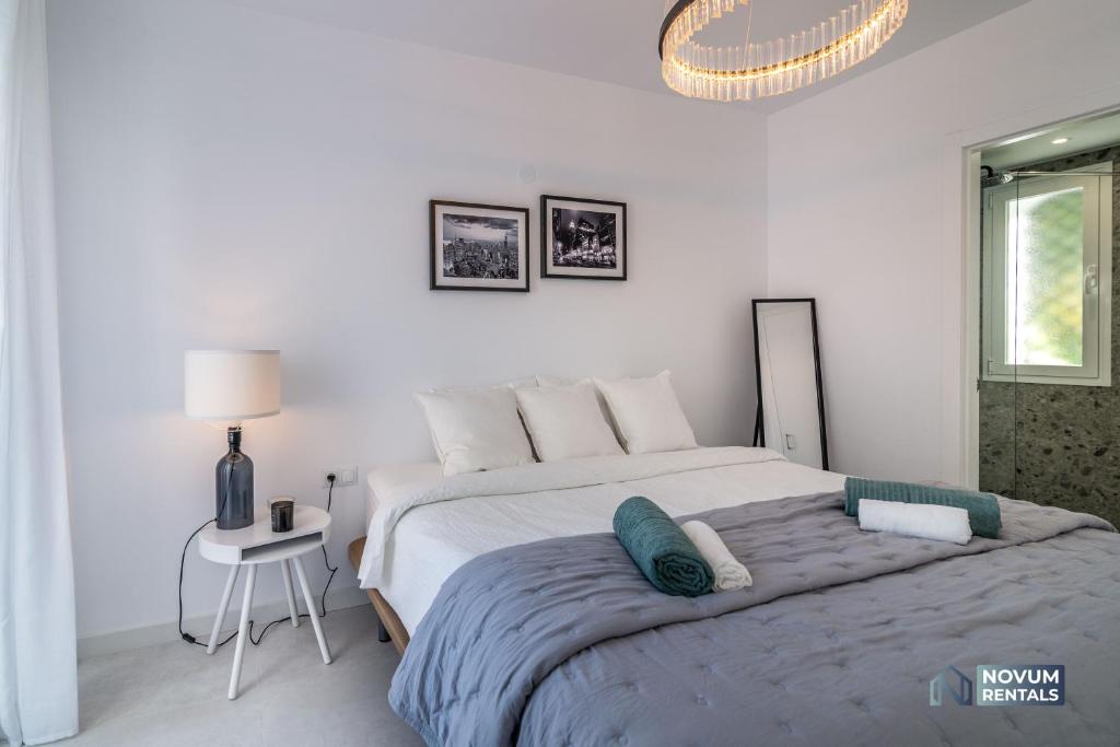 Fotografie z fotogalerie ubytování TOP RENOVATED 3-BDRM TOWNHOUSES with POOL, BBQ & ROOFTOP TERRACES v destinaci Marbella