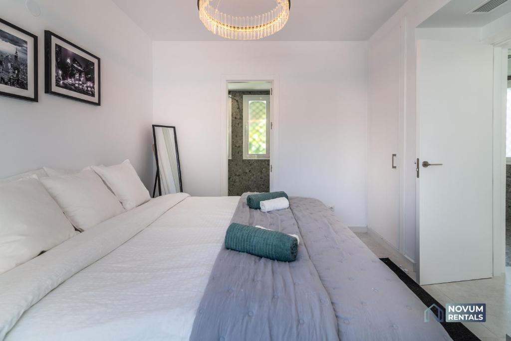 Fotografie z fotogalerie ubytování TOP RENOVATED 3-BDRM TOWNHOUSES with POOL, BBQ & ROOFTOP TERRACES v destinaci Marbella