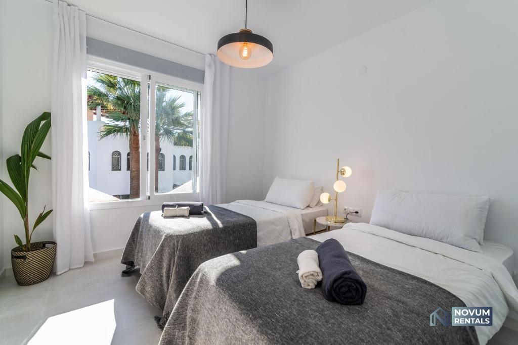 Fotografie z fotogalerie ubytování TOP RENOVATED 3-BDRM TOWNHOUSES with POOL, BBQ & ROOFTOP TERRACES v destinaci Marbella