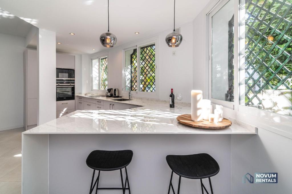 Fotografie z fotogalerie ubytování TOP RENOVATED 3-BDRM TOWNHOUSES with POOL, BBQ & ROOFTOP TERRACES v destinaci Marbella