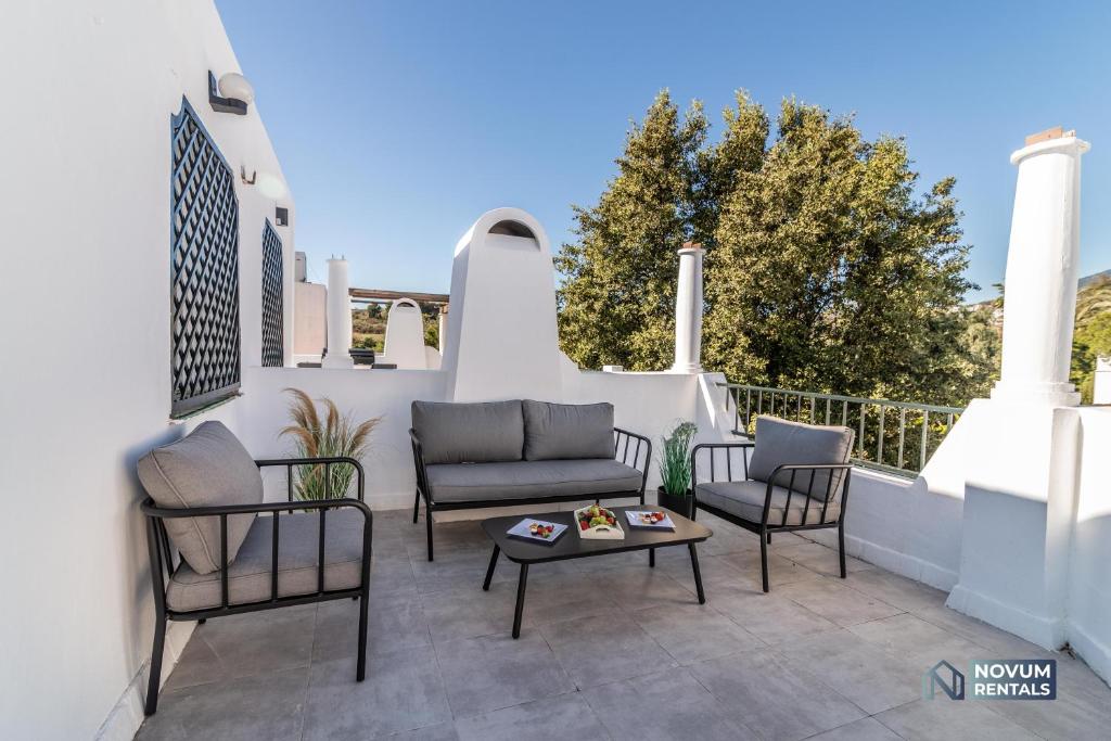 Fotografie z fotogalerie ubytování TOP RENOVATED 3-BDRM TOWNHOUSES with POOL, BBQ & ROOFTOP TERRACES v destinaci Marbella