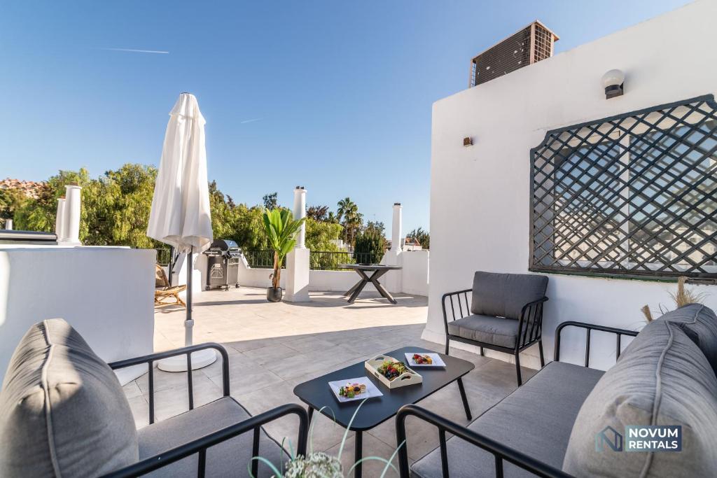 Fotografie z fotogalerie ubytování TOP RENOVATED 3-BDRM TOWNHOUSES with POOL, BBQ & ROOFTOP TERRACES v destinaci Marbella
