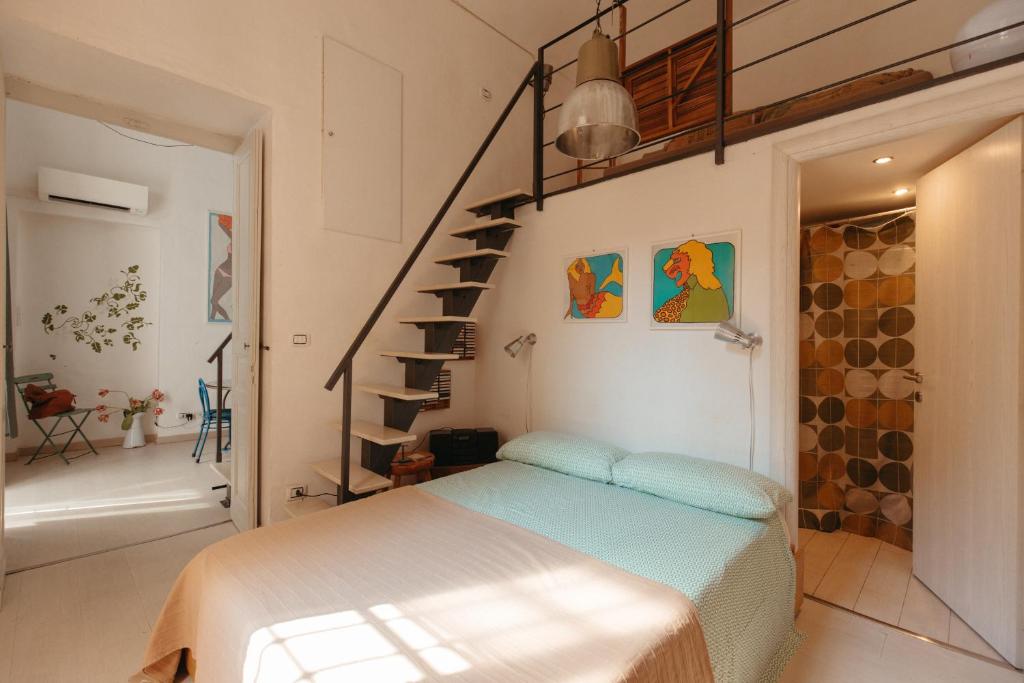 トリノにあるCasadama Guest Apartmentのベッドルーム1室(ベッド1台付)、螺旋階段