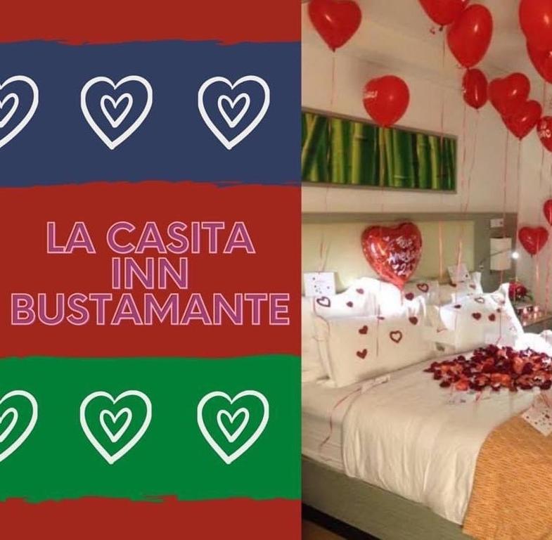 uma colagem de um quarto com uma cama com balões vermelhos em La Casita Inn Bustamante em Bustamante