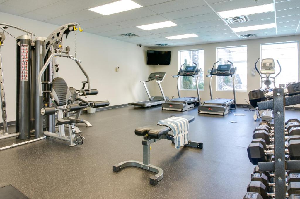Gimnasio o instalaciones de fitness de Carriage House Hotel and Conference Centre