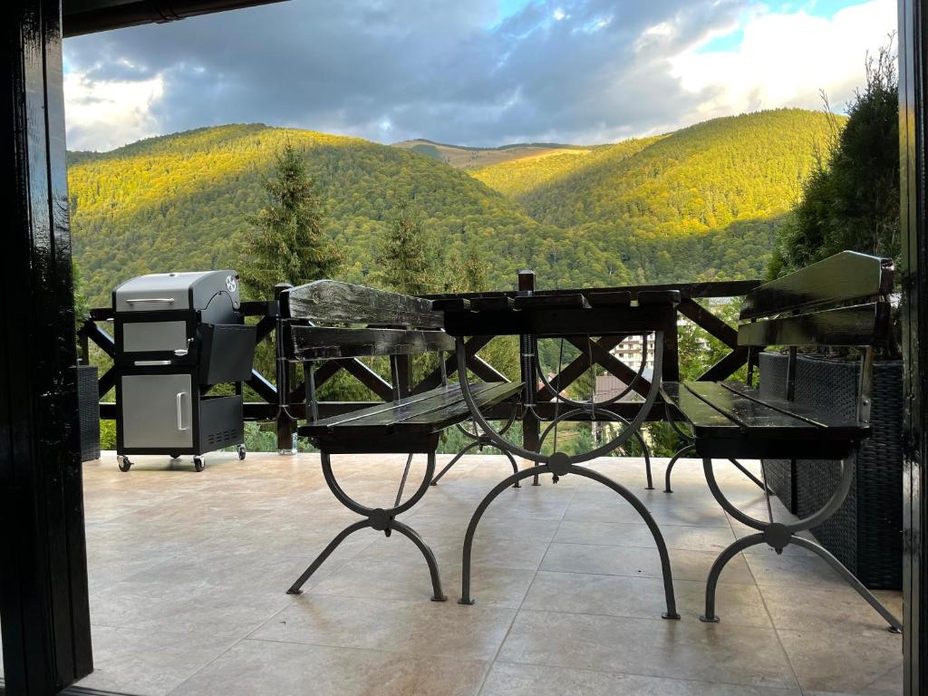 einen Picknicktisch auf einer Terrasse mit Bergblick in der Unterkunft The Nest in Sinaia