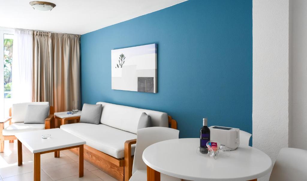 A seating area at Playa Del Sol - Adults Only