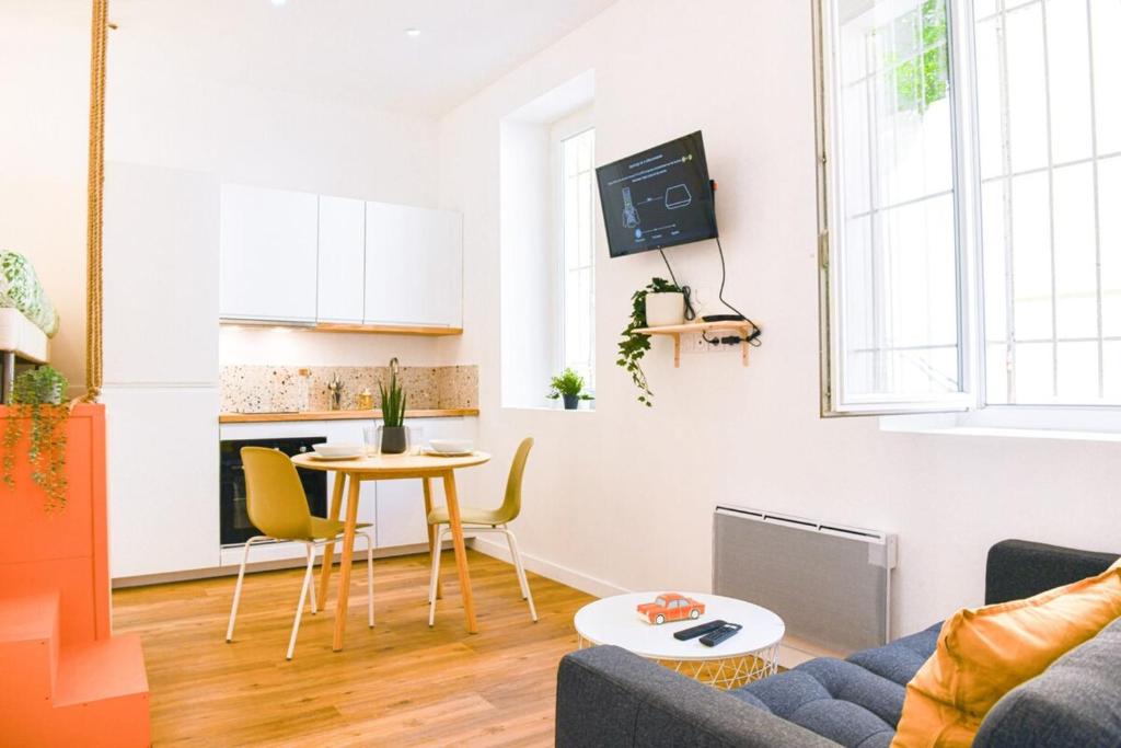 un salon avec un canapé et une table dans l'établissement Le Vauban - Hauteur de Marseille proche de NDG, à Marseille