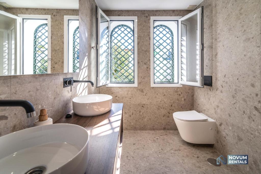 Fotografie z fotogalerie ubytování TOP RENOVATED 3-BDRM TOWNHOUSES with POOL, BBQ & ROOFTOP TERRACES v destinaci Marbella