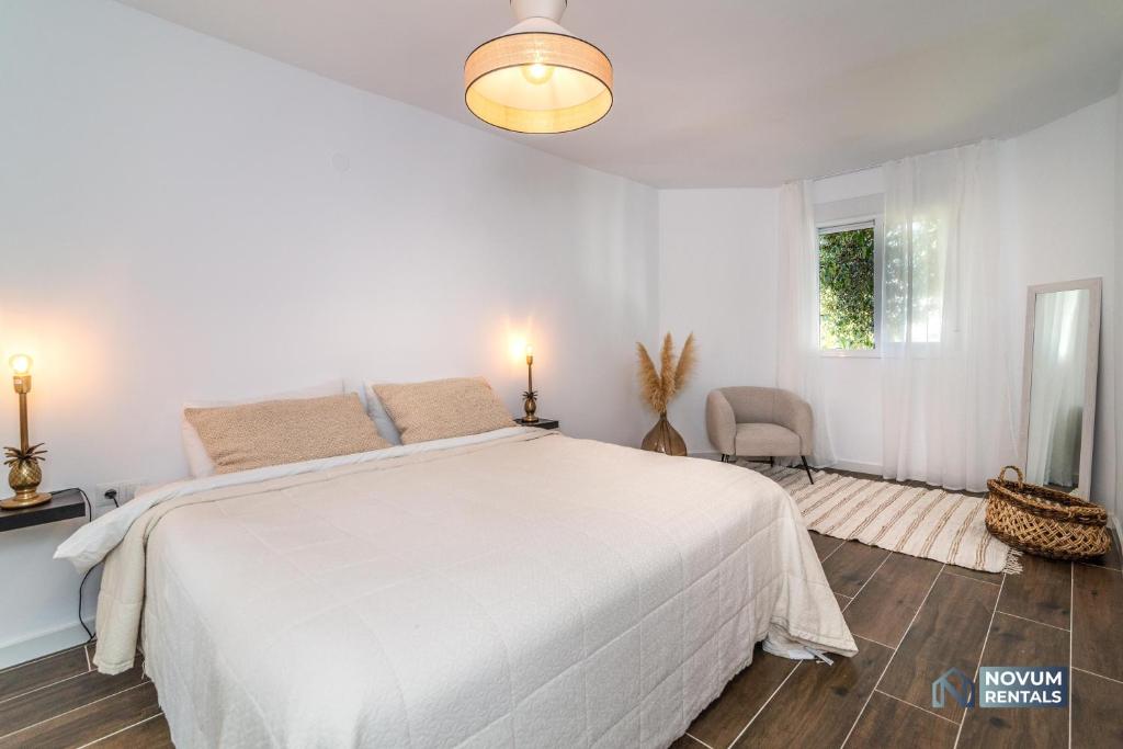 Fotografie z fotogalerie ubytování TOP RENOVATED 3-BDRM TOWNHOUSES with POOL, BBQ & ROOFTOP TERRACES v destinaci Marbella