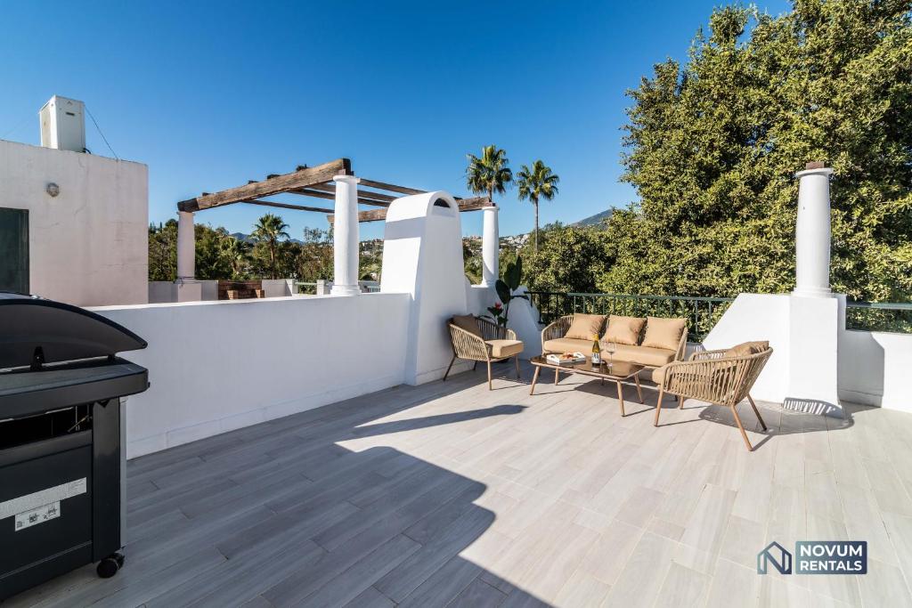 Fotografie z fotogalerie ubytování TOP RENOVATED 3-BDRM TOWNHOUSES with POOL, BBQ & ROOFTOP TERRACES v destinaci Marbella