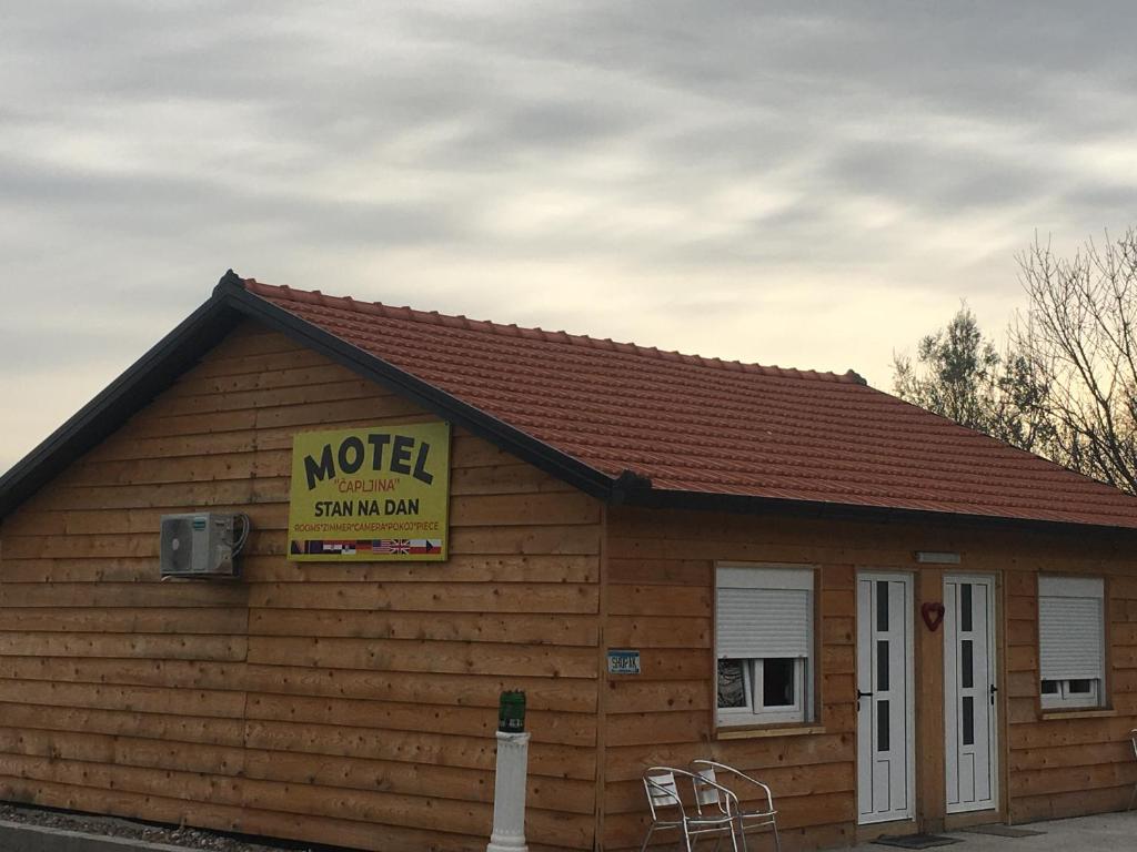 una señal de motel en el lateral de un edificio en Motel Capljina Center, en Čapljina