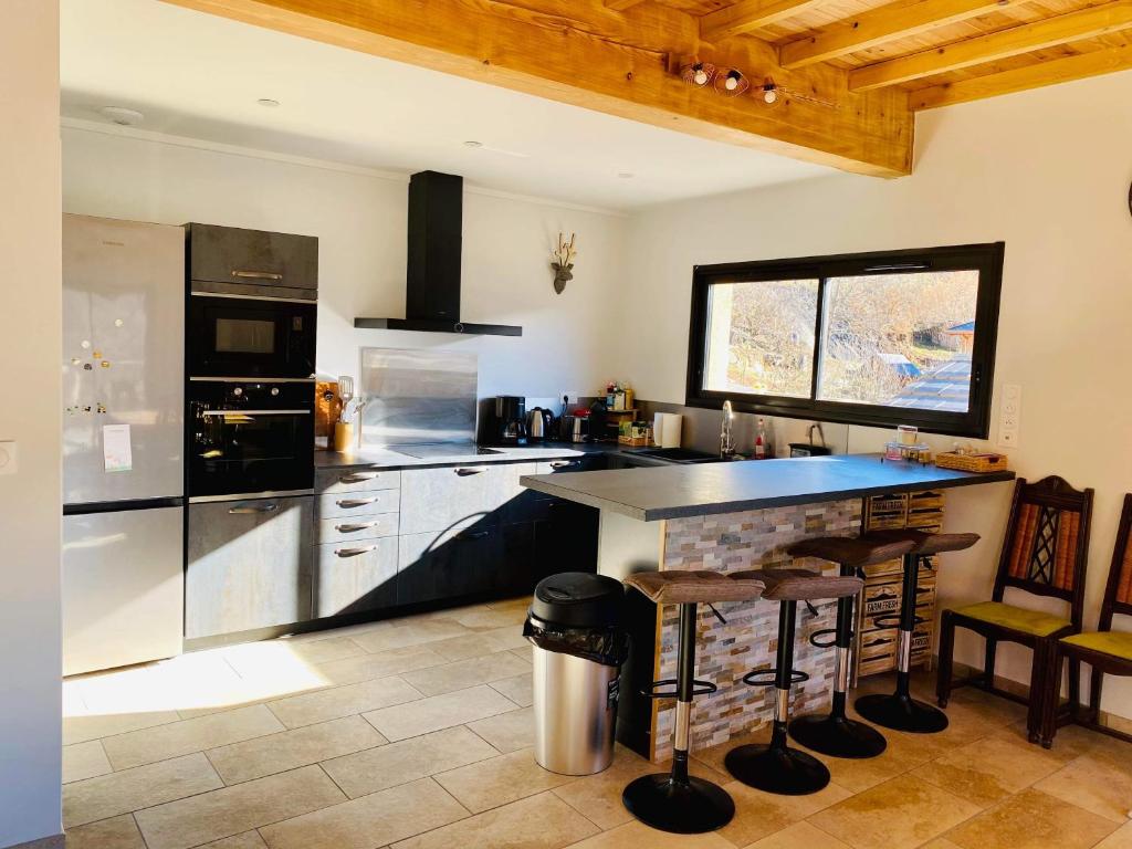 Kuchyň nebo kuchyňský kout v ubytování Spacieux logement Ax-les-thermes