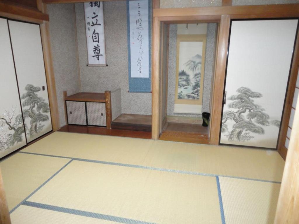 的住宿－Ise Myojo no Yado - Vacation STAY 12556，一间设有两扇门的房间和一间房间的房间