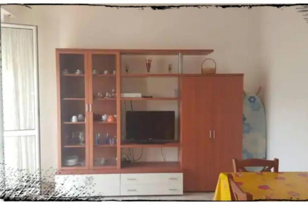 - un centre de divertissement en bois avec une télévision dans le salon dans l'établissement Albenga sul mare famiglie ed amici fino 10 posti, à Albenga