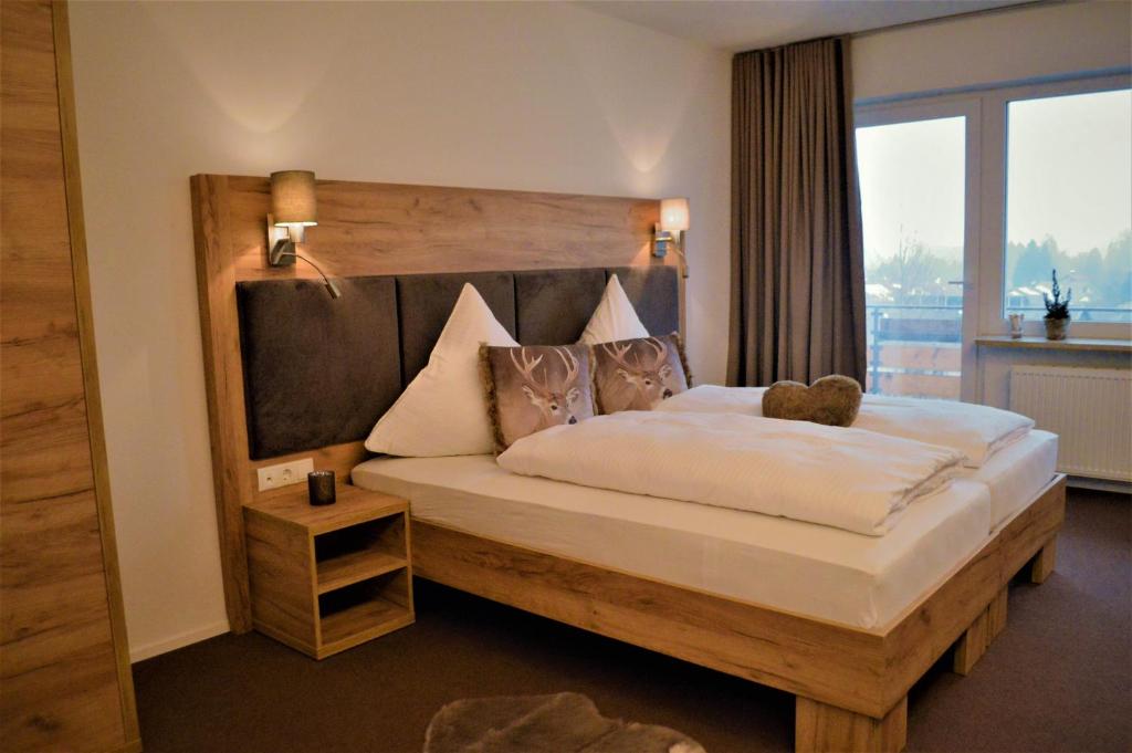 Un dormitorio con una cama con un osito de peluche. en Landhaus Sonne, en Hergensweiler