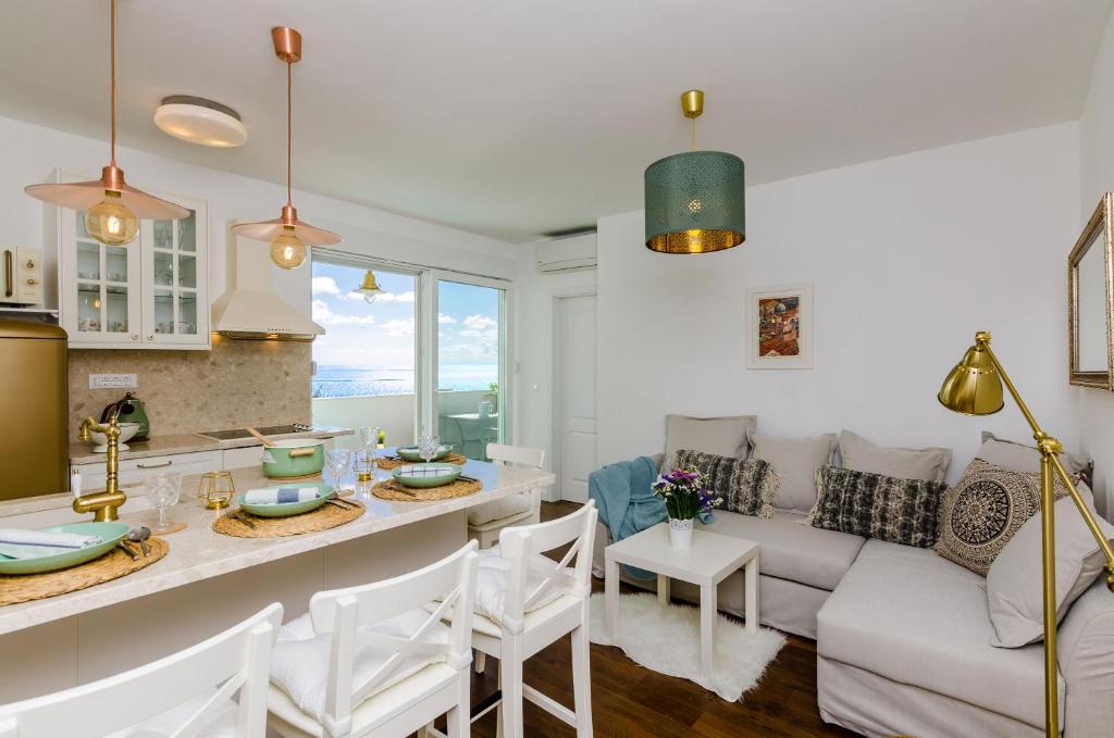 een keuken en een woonkamer met een bank en een tafel bij Apartment Rose Dubrovnik in Dubrovnik