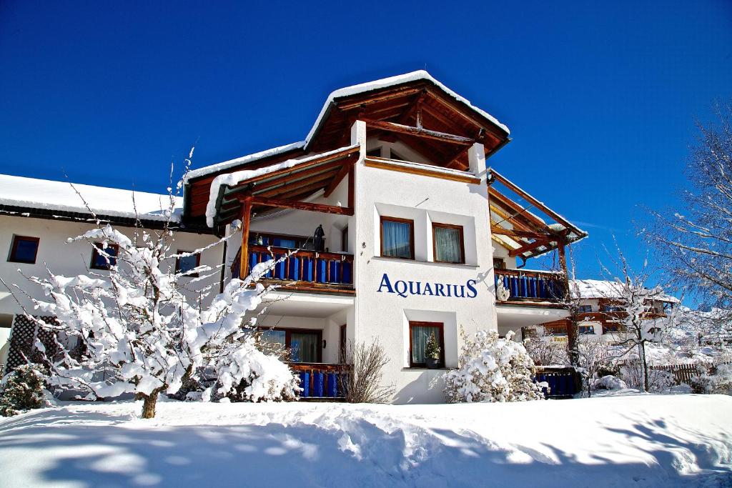 um edifício com um sinal na neve em Haus Aquarius em Fiss