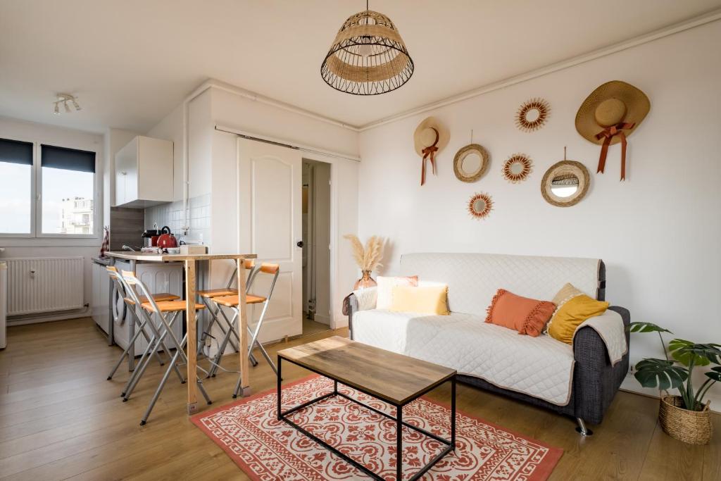 un salon avec un canapé et une table dans l'établissement Studio d'exception en hyper centre, Sweetloc Immo, à Lille