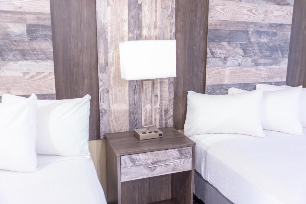 The Stone Castle Hotel & Conference Center - Queen Room Met Twee Queensize Bedden