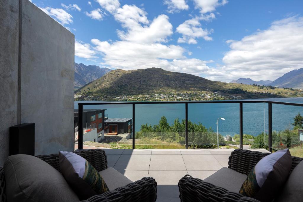 una sala de estar con vistas al agua y a las montañas. en 4 Bedroom Home with elevated views of Lake Wakatipu & The Remarkables, en Queenstown