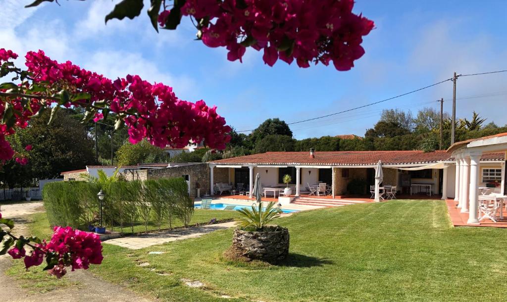 a house with a yard with a swimming pool at Vinha da Quinta in Sintra