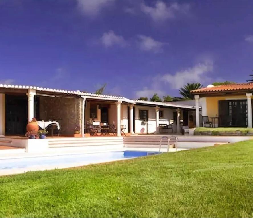 a house with a swimming pool in the yard at Vinha da Quinta in Sintra