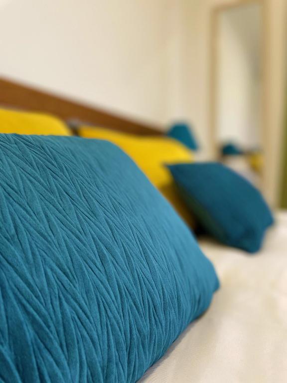 Postel nebo postele na pokoji v ubytování Chalé d'Angra Guest House
