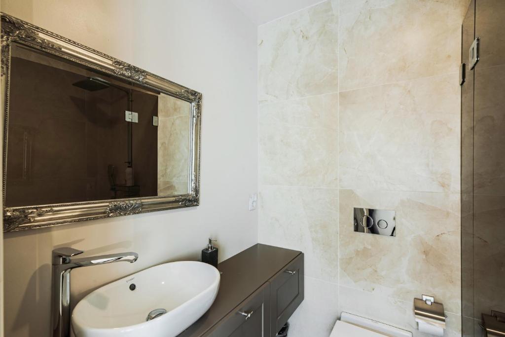 Koupelna v ubytování AirHome - Kuninga Apartment
