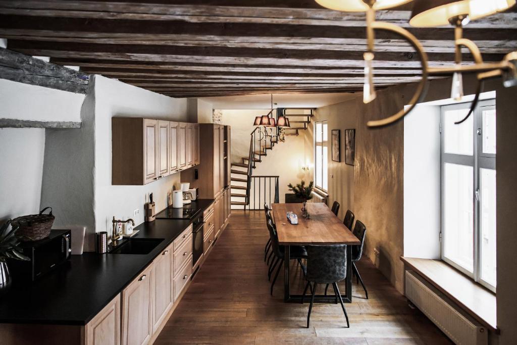 une cuisine avec une table en bois et une salle à manger dans l'établissement AirHome - Kuninga Apartment, à Tallinn