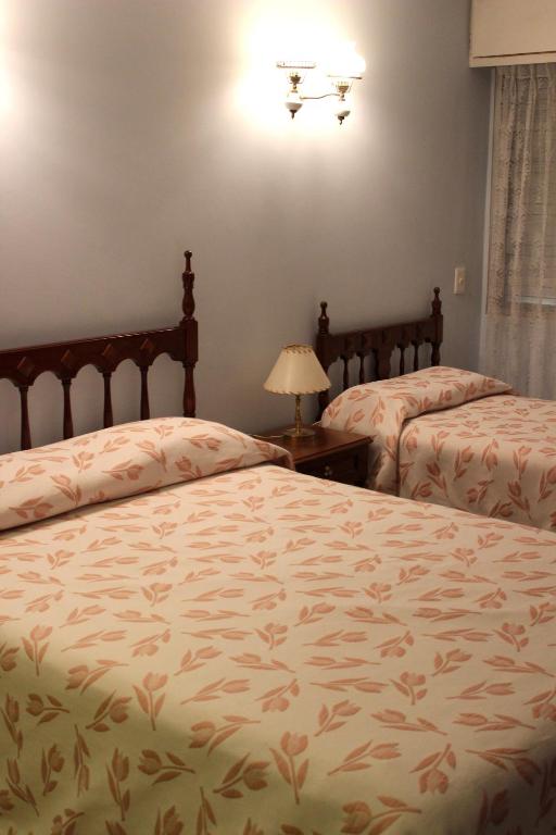 Postel nebo postele na pokoji v ubytování Hotel Alhambra