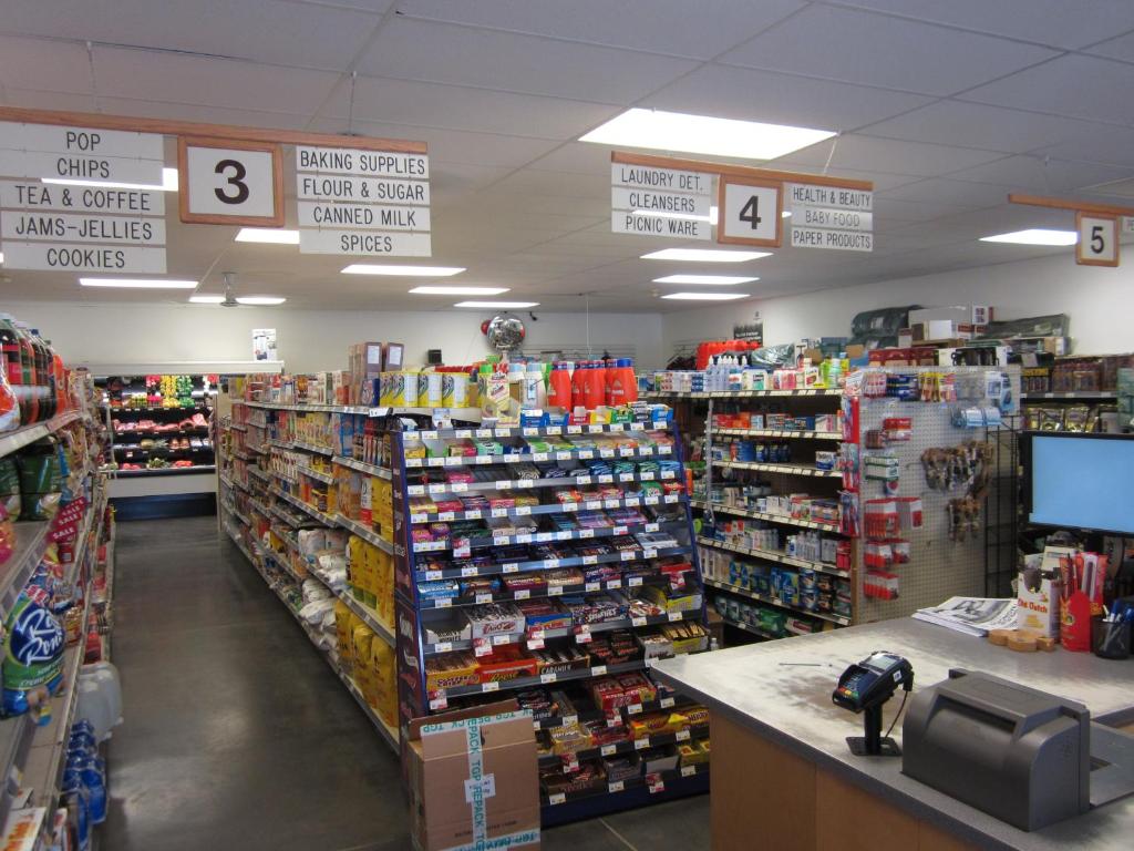 un pasillo de una tienda de comestibles con un montón de productos en Nisutlin Trading Post Motel, en Teslin