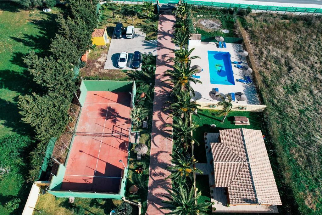 uma vista superior de uma casa com piscina e palmeiras em Casas Guemon em Zahora