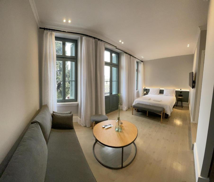 Sala de estar con sofá, cama y mesa en Acron Athens en Atenas