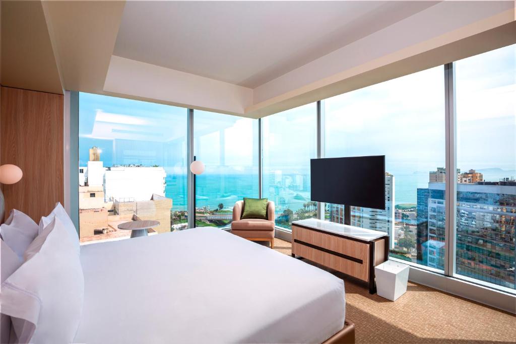 ein Hotelzimmer mit einem Bett und einem großen Fenster in der Unterkunft Iberostar Selection Miraflores in Lima