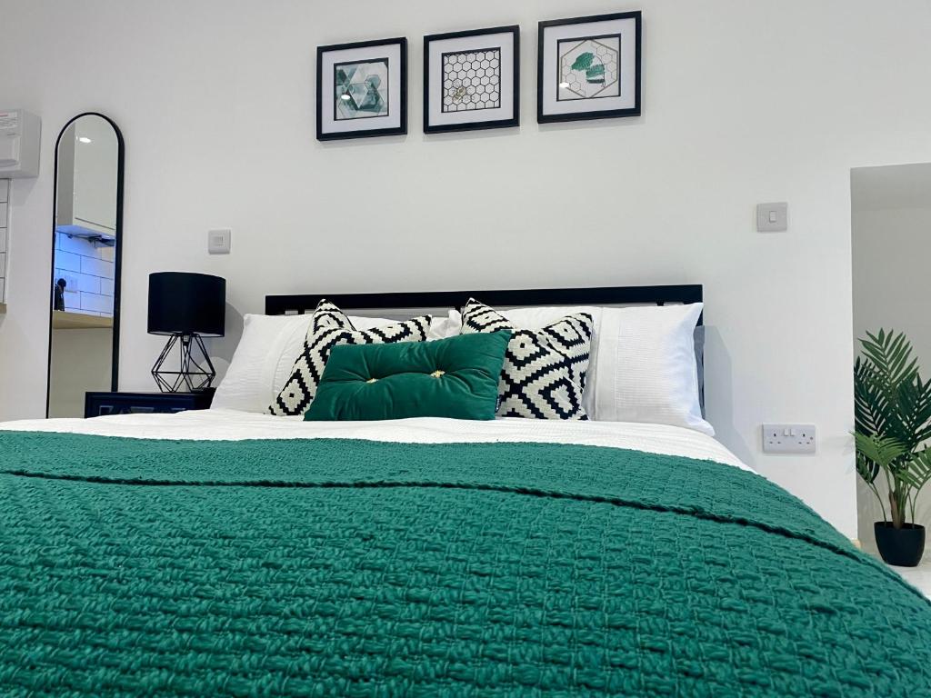 Cama o camas de una habitación en Stylish studio apartment in centre of St Clears