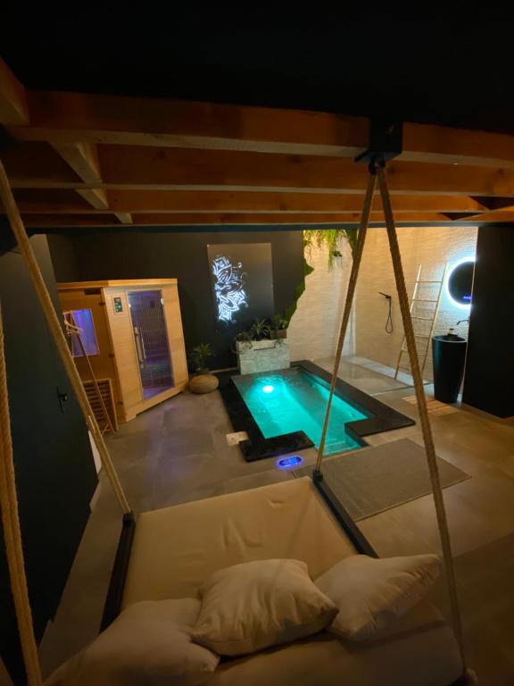 Cette chambre offre une vue sur une maison dotée d'une piscine. dans l'établissement Pasithéa Loft Spa Privatif, à Calais