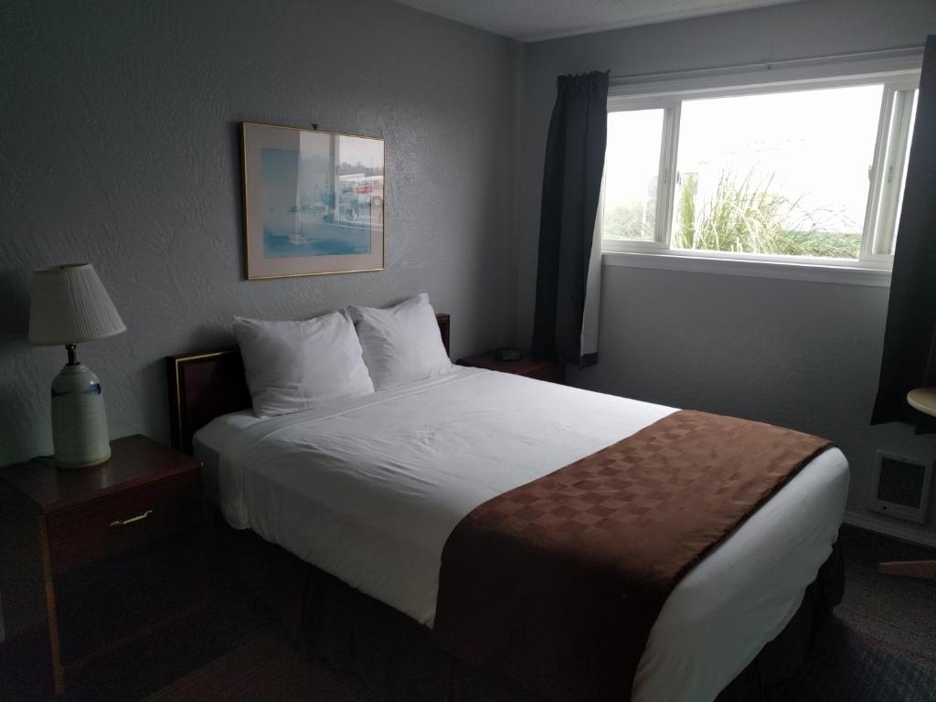 Postel nebo postele na pokoji v ubytování Ocean Shores Inn & Suites