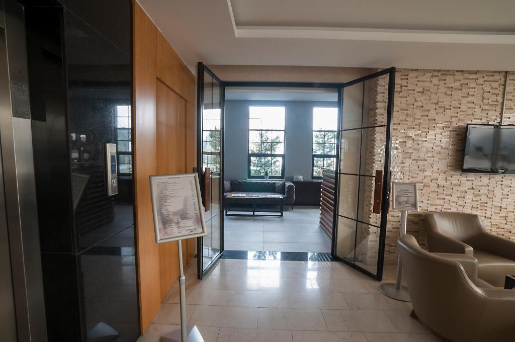TV a/nebo společenská místnost v ubytování Gosterisli Otel